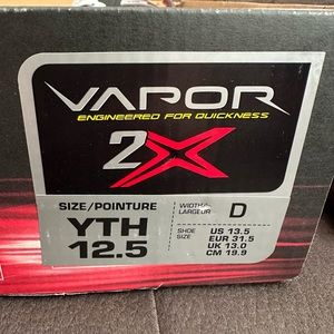 Boys Bauer Vapor hockey skates with covers and box!
